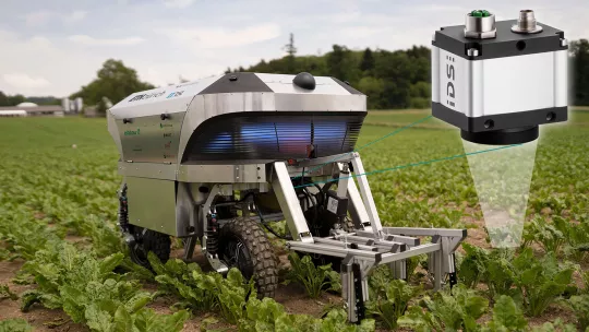 Un robot inteligente equipado con una cámara industrial elimina solo las malas hierbas