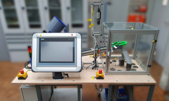 Configuración de prueba de una máquina clasificadora de bloques de terminales con cámara de IDS y una pantalla