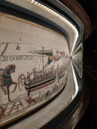 Tapiz de Bayeux iluminado con luces