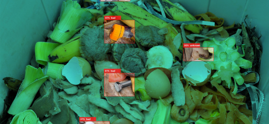 Las cámaras industriales de IDS reconocen los residuos plásticos como cuerpos extraños en un contenedor de basura orgánica.