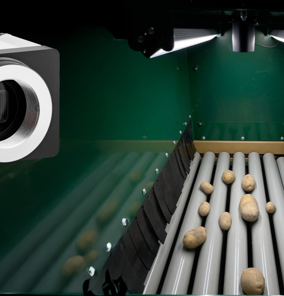 Sistema de clasificación de patatas basado en inteligencia artificial con una cámara industrial resistente para el control de calidad óptico en el procesamiento en la explotación agrícola