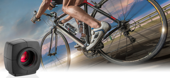 Un ciclista en bicicleta desde abajo y por detrás, con una cámara uEye a la izquierda