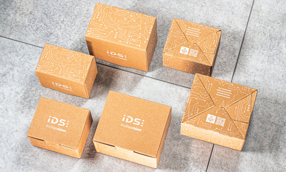 Caja marrón de material reciclado para cámara IDS