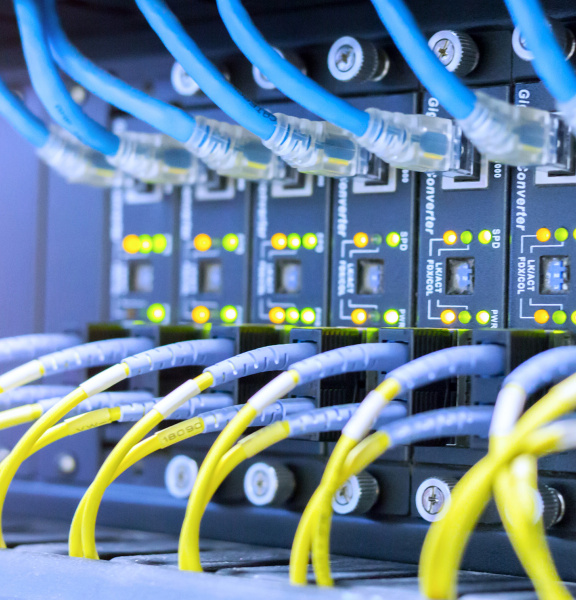 Muchos cables finos amarillos y gruesos azules en una sola fuente de alimentación.
