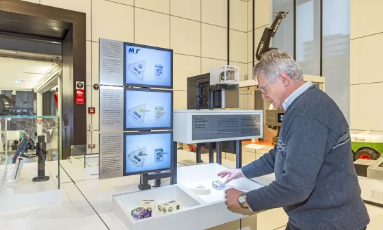 La cámara IDS en la estación práctica sobre procesamiento de imágenes complementa la exposición de robótica del Deutsches Museum de Múnich