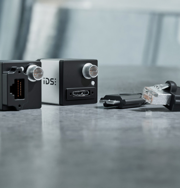Cámaras IDS con puertos USB y GigE y cables correspondientes
