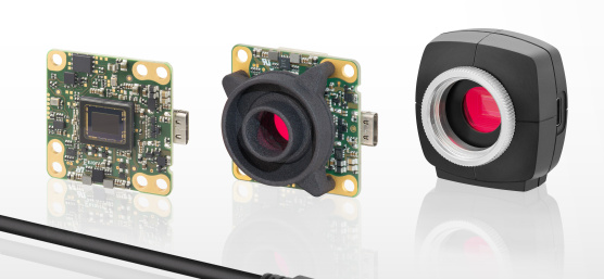 3 Cámara uEye LE con lentes y marco protector apuntando hacia la derecha, con un cable delante