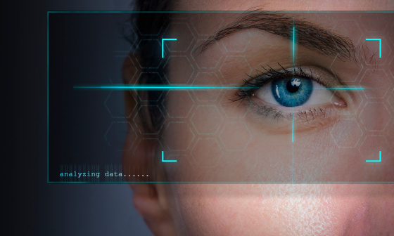 Ojo humano en el campo de visión de una cámara con el texto «analyzing data».