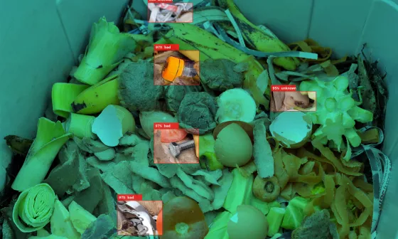 Las cámaras industriales IDS reconocen los residuos plásticos como materia extraña entre los residuos orgánicos en un contenedor abierto