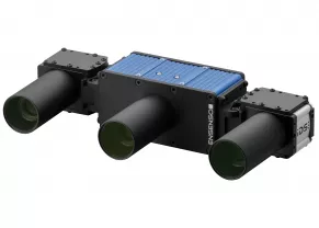 Vista frontal de la cámara 3D Ensenso X azul-negro, equipada a ambos lados con una cámara industrial y objetivo IDS