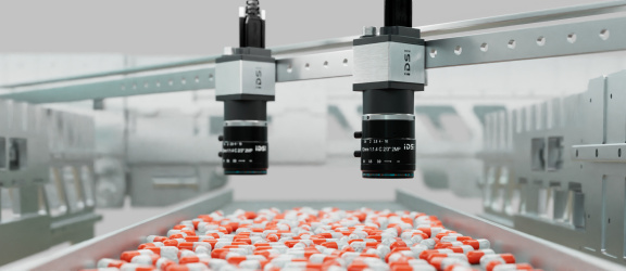 Dos cámaras industriales IDS uEye CP inspeccionan medicamentos en una cinta transportadora.