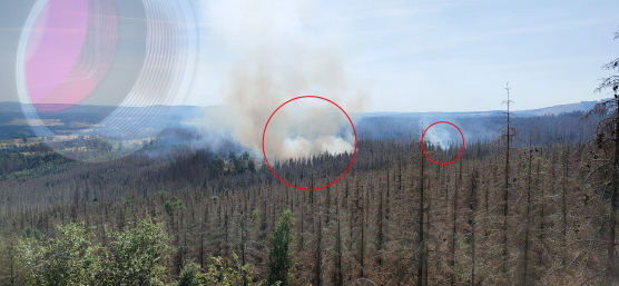 Incendio forestal marcado en rojo, una cámara industrial IDS se desvanece en la esquina superior izquierda