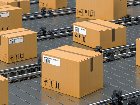 Cintas transportadoras con paquetes.