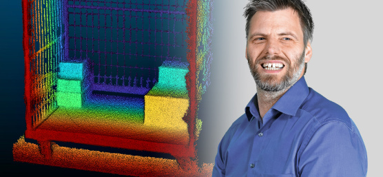 El radiante director de producto sostiene en la mano la cámara Nion 3D, con una nube de puntos al fondo.