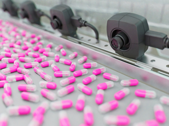 Las cámaras industriales IDS uEye inspeccionan medicamentos en una cinta transportadora.