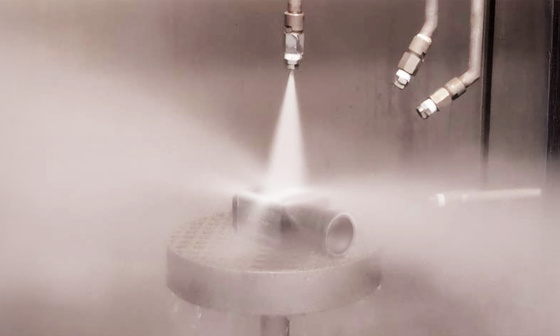 La cámara industrial se expone a fuertes chorros de agua por todos los lados en una instalación de pulverización.