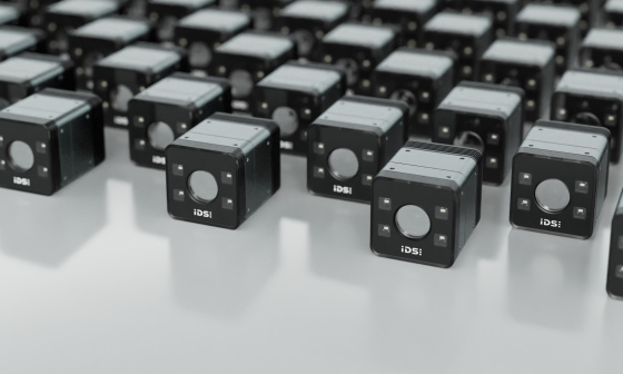 Cámaras industriales en forma de cubo alineadas en filas sobre una superficie reflectante