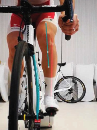Análisis frontal de un ciclista en el que se utilizan láseres para analizar la posición correcta de las articulaciones.