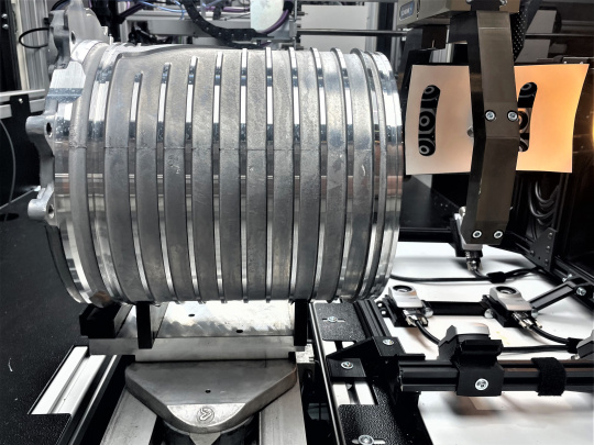 Componente redondo de aluminio de un motor eléctrico dentro de una celda de prueba