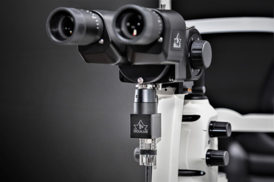 Sistema de documentación de imágenes con lámpara de hendidura OCULUS ImageCam®3 con cámara industrial IDS en un microscopio