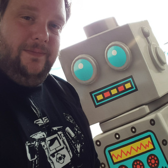 Selfie de Sebastian Trella junto al robot