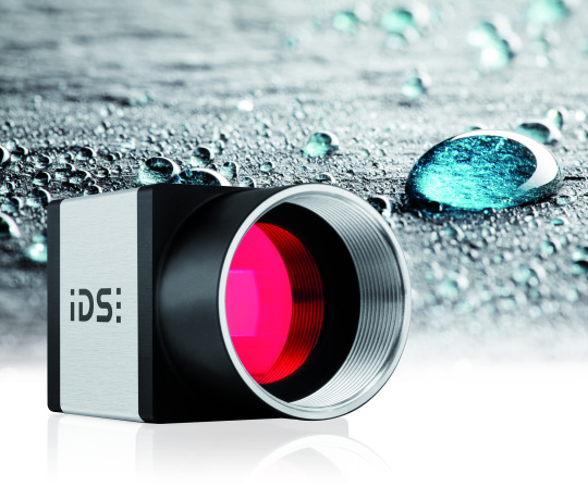 Cámara industrial USB 3 uEye CP con gotas en el fondo.