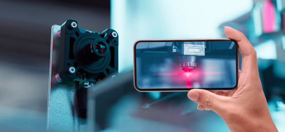 El smartphone muestra el proceso de automatización, junto a una cámara uEye Live Monitoring.
