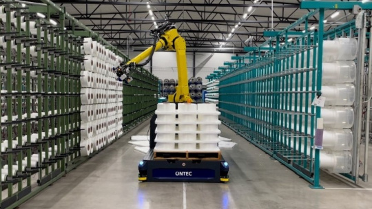 Robot de recogida y colocación en una nave logística con rollos de papel