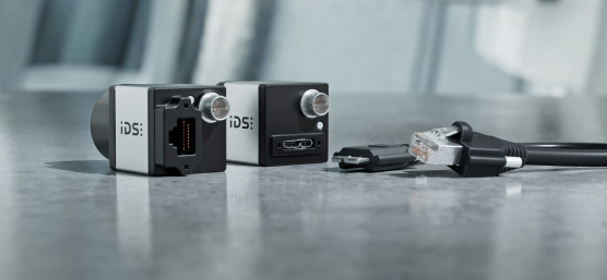 Cámaras IDS con puertos USB y GigE y cables correspondientes