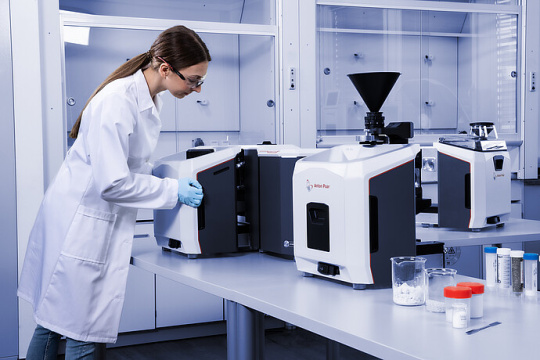 Empleado de laboratorio sustituye la unidad de dispersión del analizador de imágenes