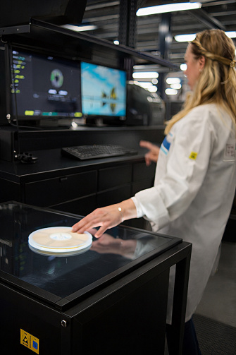 La mujer escanea una etiqueta redonda con el Vision AI Label Reader.