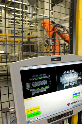 Los resultados de las pruebas de una pieza de fundición que acaba de producirse se muestran en una pantalla