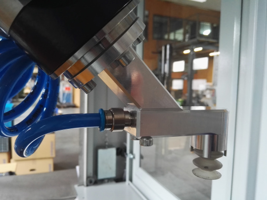 Brazo robótico en una célula robótica con cable azul