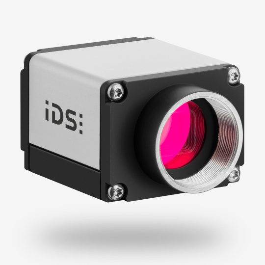 Cámara industrial IDS uEye SE vista frontal angular con logotipo IDS.