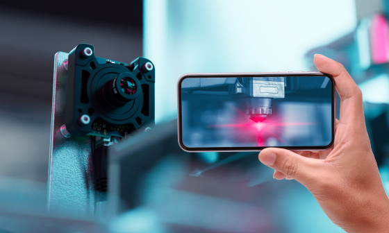 El smartphone muestra el proceso de automatización, junto a una cámara uEye Live Monitoring.