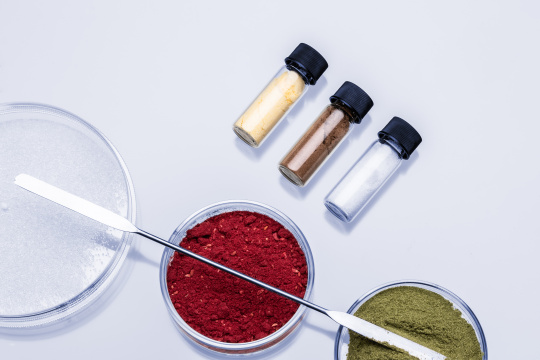 Placas de Petri y envases de vidrio con muestras de material de diversos polvos