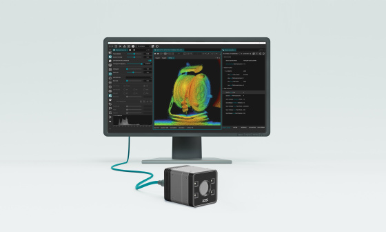 Cámara 3D situada delante de un monitor con una nube de puntos de colores y una interfaz de software