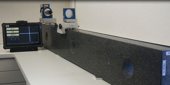 Medición precisa de una regla de piedra natural de 160 cm de longitud con 0,5 µm/m