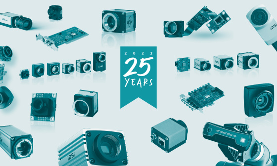 Collage del sello 25 Años IDS y cámaras IDS a su alrededor.