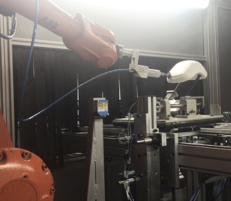 Un robot corta la espuma a medida con una amoladora