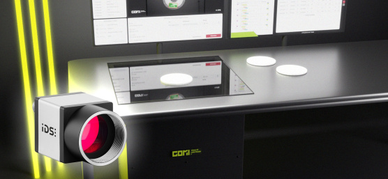 COMI Label Reader, 3 tiras luminosas amarillas, cámara uEye en la parte delantera