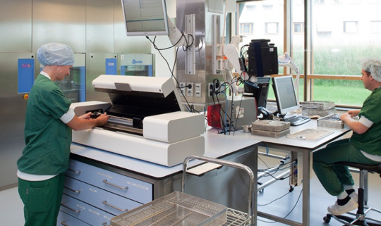 Inspección de un endoscopio por una máquina y un técnico de laboratorio