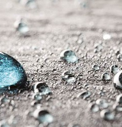 Primer plano de gotas de agua, símbolo de una caja con flechas.