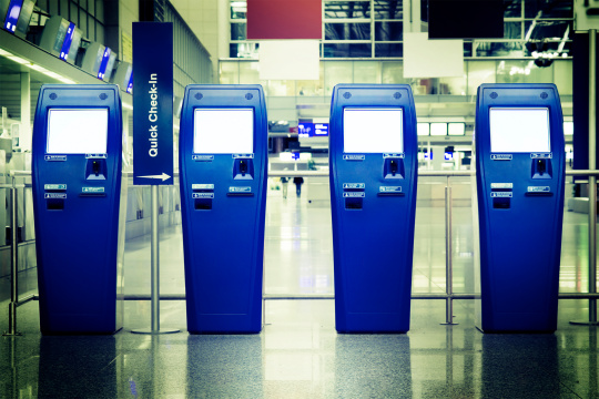 Cuatro terminales de facturación rápida en un solo vestíbulo del aeropuerto