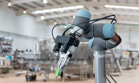 2 cámaras industriales uEye XCP de IDS en el brazo robótico permiten una recogida de contenedores inteligente y rápida