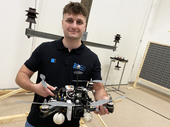 Thomas Georg Jantos con dron y cámara IDS integrada