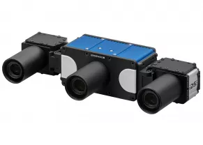 Vista frontal de la cámara 3D Ensenso XR azul-negro, equipada a ambos lados con una cámara industrial y objetivo IDS