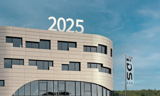 Edificio de la IDS en Obersulm (Alemania) con la bandera de la IDS y el año 2025.