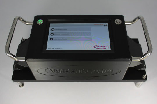 Dispositivo WESTCAM con pantalla táctil, botón de encendido verde y asas metálicas