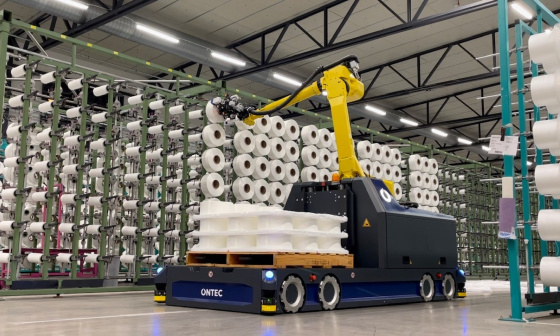 El sistema de asistencia robótica de conducción autónoma con cámara Ensenso 3 D permite la carga automatizada de las filetas con bobinas de hilo.